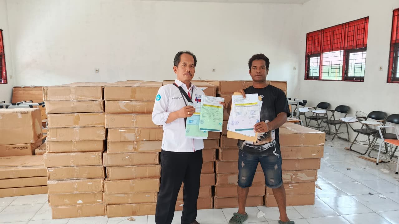 Tingkatkan Kenyamanan Belajar, SMA Negeri 1 Sepang Terima Bantuan Meja dan Kursi Baru