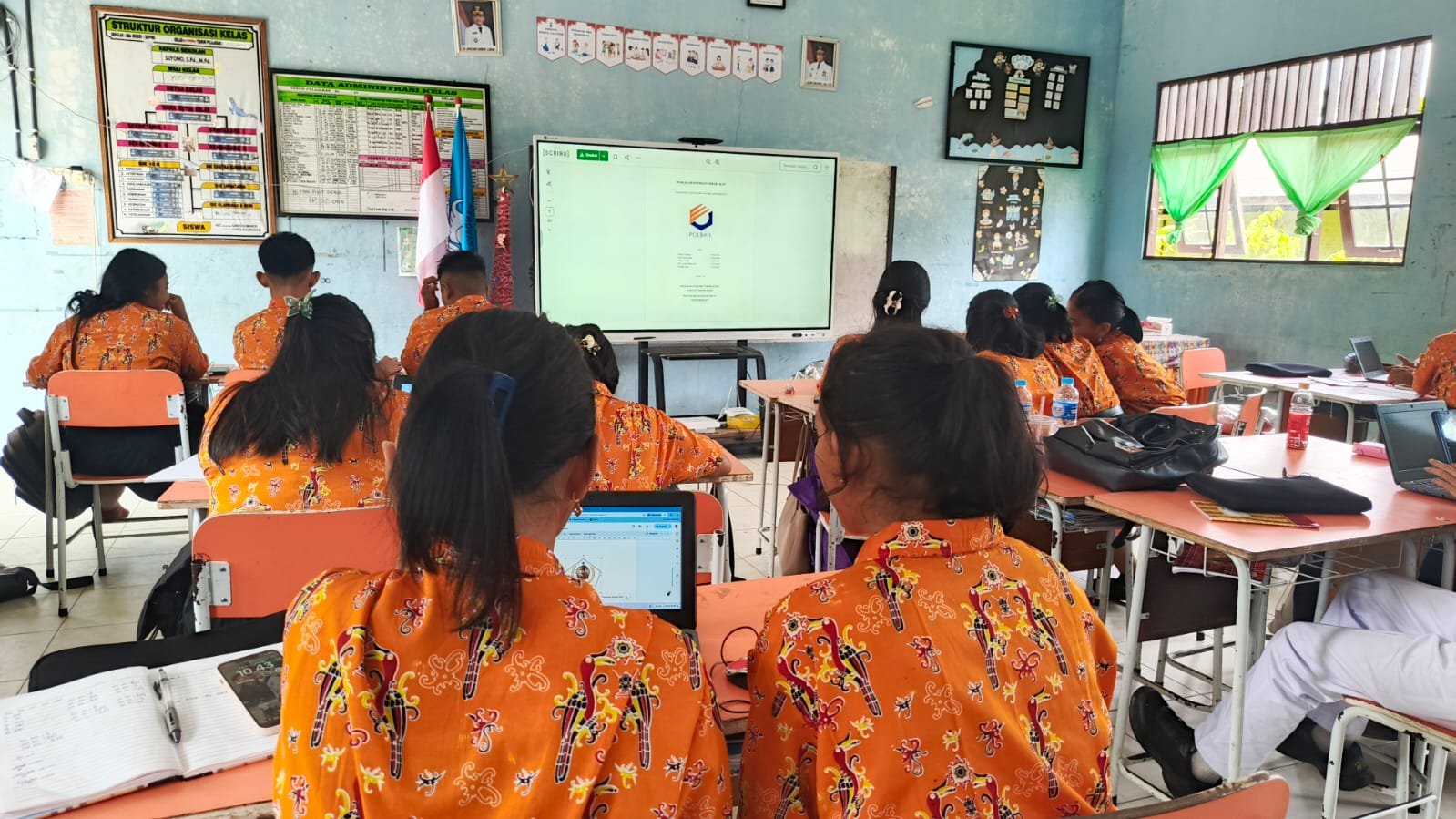Digitalisasi Kelas: Siswa SMAN 1 Sepang Eksplorasi Fisika dengan Chromebook dan TV Interaktif