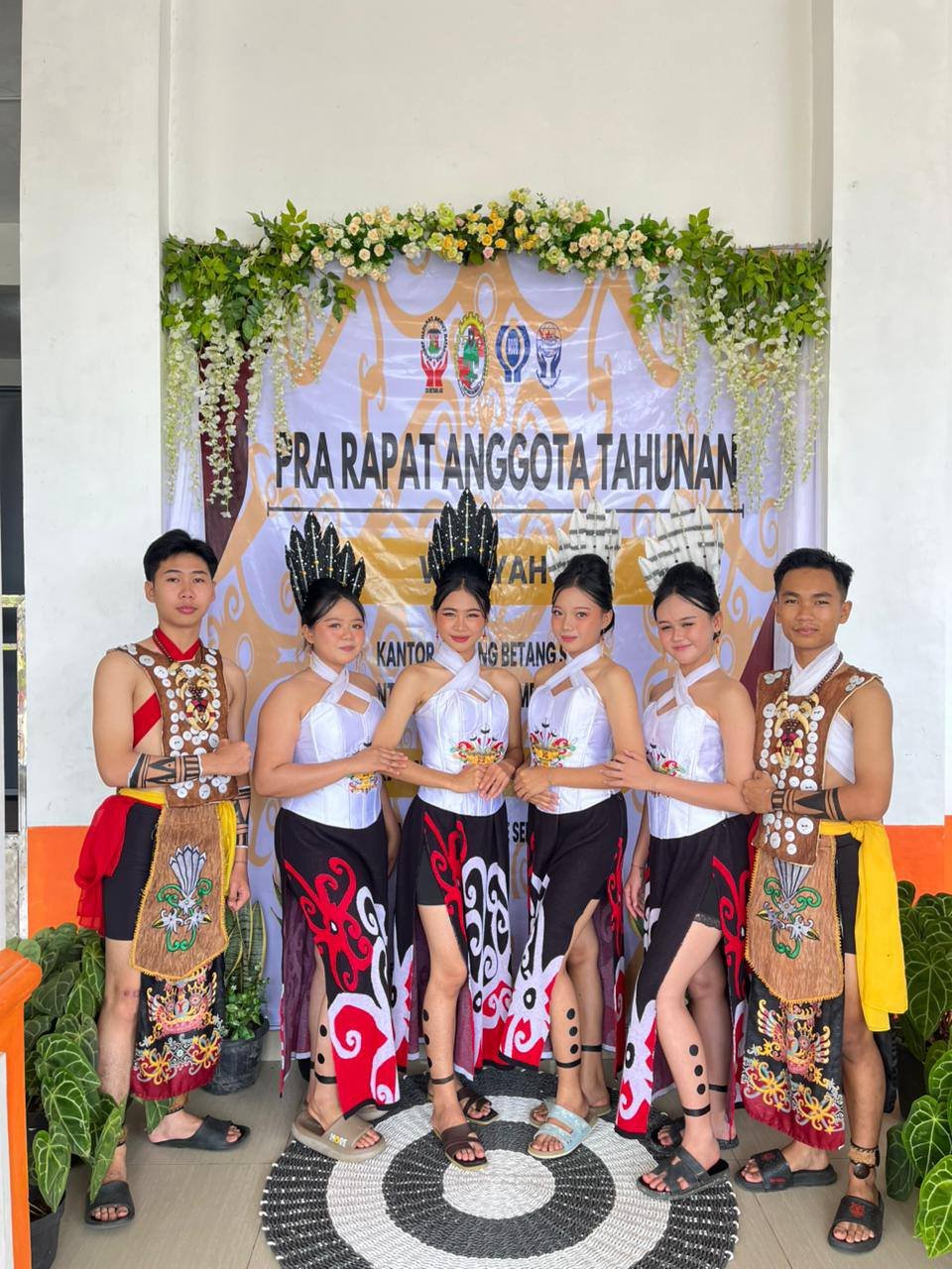 Lestarikan Budaya Borneo: Sanggar Sangkalemu SMAN 1 Sepang mengisi acara pada kegiatan Pra RAT CU Betang Asi