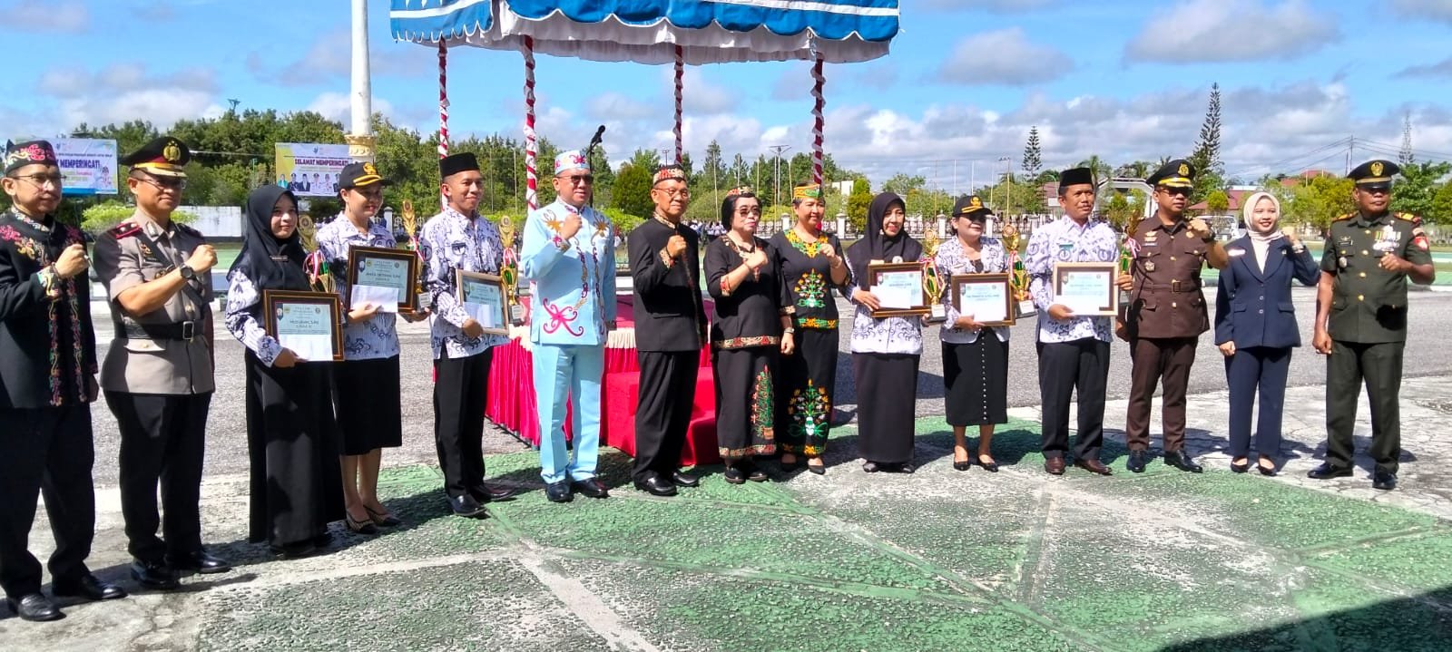 Bangga! Kepala Sekolah dan Guru SMAN 1 Sepang Borong Juara 1 Tingkat Kabupaten Gunung Mas