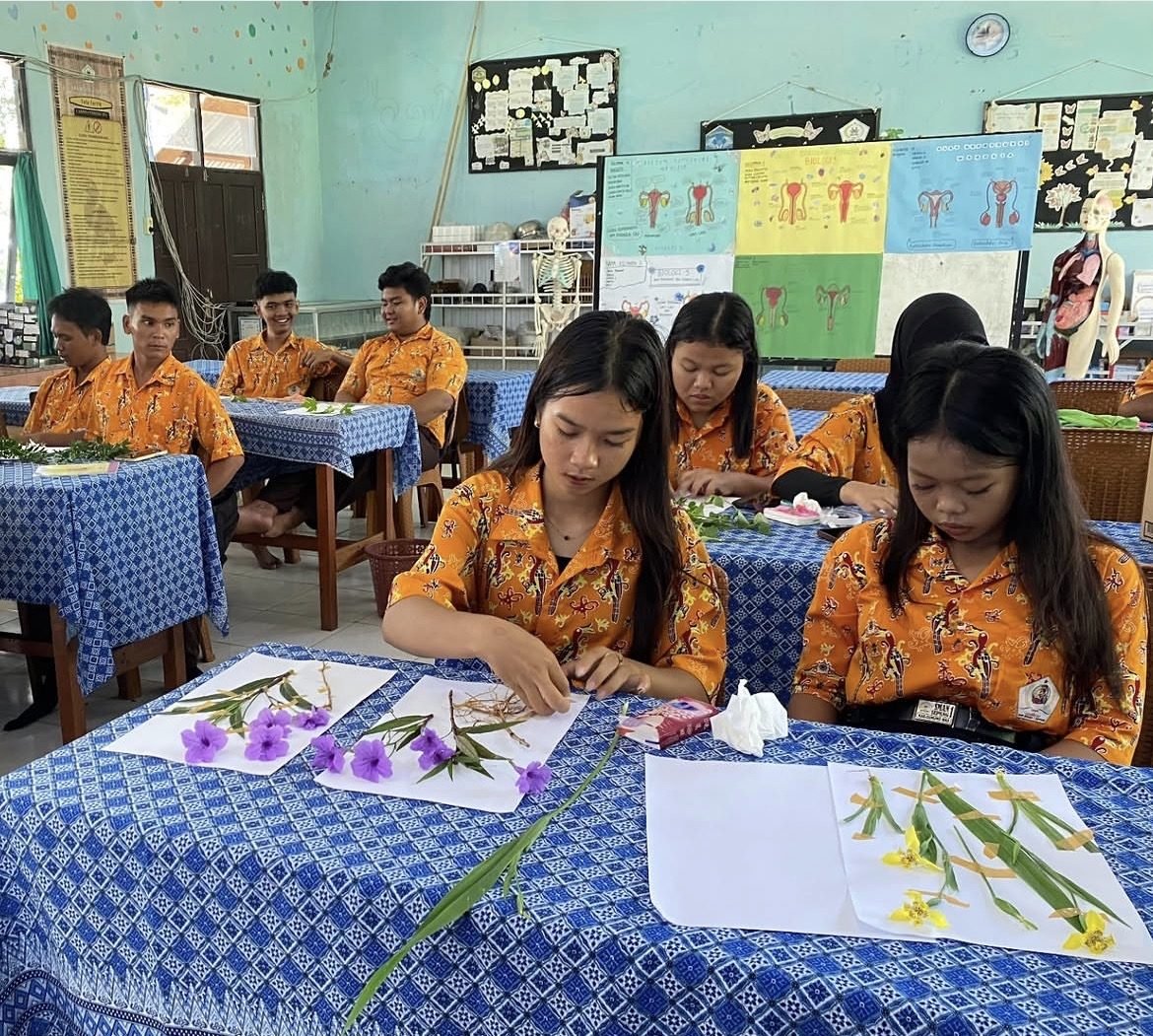 Pembelajaran Biologi SMAN 1 Sepang: Siswa Belajar Membuat Herbarium Kering